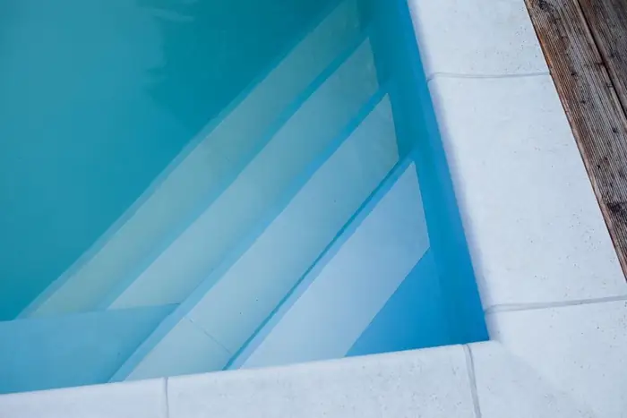 Compact plunge pool with built-in steps